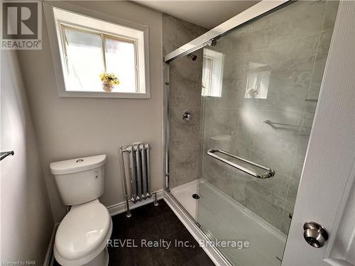 3 - 94 Empire Street, Welland (773 - Lincoln/Crowland), ON - Indoor Photo Showing Bathroom