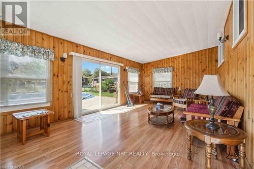 8791 Parliament Avenue, Niagara Falls (223 - Chippawa), ON - Indoor Photo Showing Living Room