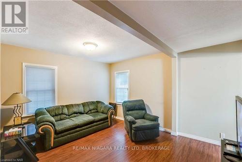 2 Lincoln Avenue, St. Catharines (456 - Oakdale), ON - Indoor Photo Showing Living Room