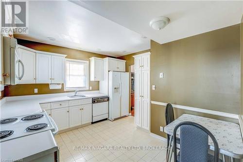 2 Lincoln Avenue, St. Catharines (456 - Oakdale), ON - Indoor Photo Showing Kitchen