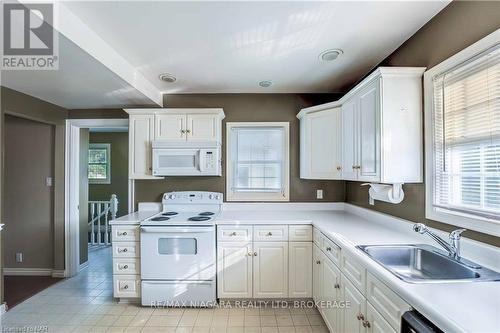 2 Lincoln Avenue, St. Catharines (456 - Oakdale), ON - Indoor Photo Showing Kitchen