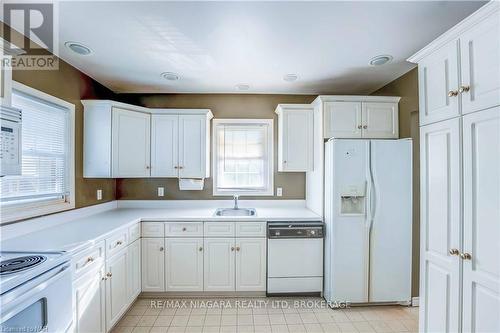 2 Lincoln Avenue, St. Catharines (456 - Oakdale), ON - Indoor Photo Showing Kitchen