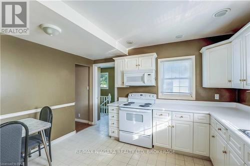 2 Lincoln Avenue, St. Catharines (456 - Oakdale), ON - Indoor Photo Showing Kitchen