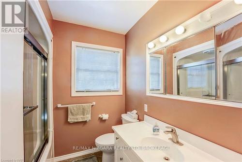 2 Lincoln Avenue, St. Catharines (456 - Oakdale), ON - Indoor Photo Showing Bathroom