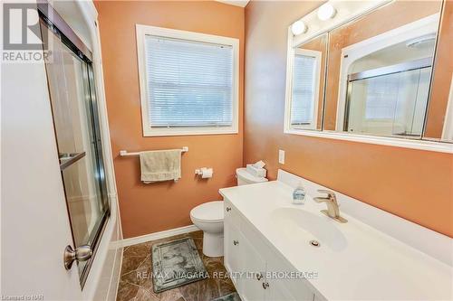 2 Lincoln Avenue, St. Catharines (456 - Oakdale), ON - Indoor Photo Showing Bathroom