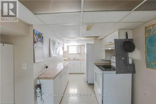 2 Lincoln Avenue, St. Catharines (456 - Oakdale), ON - Indoor Photo Showing Kitchen