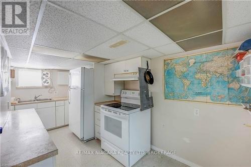 2 Lincoln Avenue, St. Catharines (456 - Oakdale), ON - Indoor Photo Showing Kitchen With Double Sink