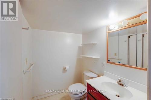 2 Lincoln Avenue, St. Catharines (456 - Oakdale), ON - Indoor Photo Showing Bathroom