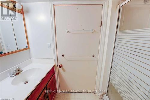 2 Lincoln Avenue, St. Catharines (456 - Oakdale), ON - Indoor Photo Showing Bathroom