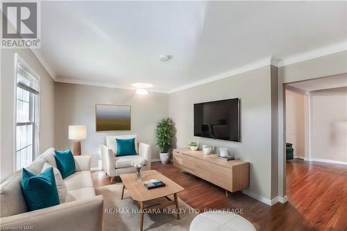 2 Lincoln Avenue, St. Catharines (456 - Oakdale), ON - Indoor Photo Showing Living Room