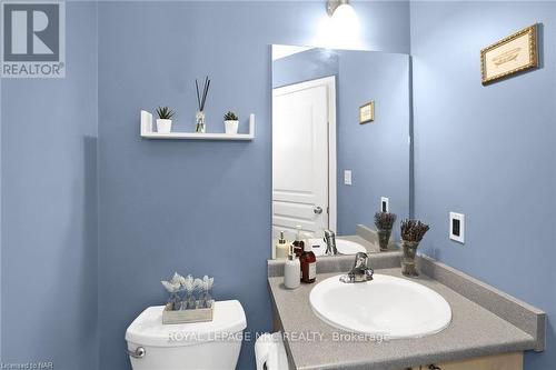 22 Flynn Court, St. Catharines (453 - Grapeview), ON - Indoor Photo Showing Bathroom