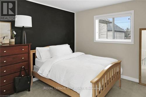 22 Flynn Court, St. Catharines (453 - Grapeview), ON - Indoor Photo Showing Bedroom