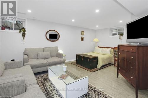 22 Flynn Court, St. Catharines (453 - Grapeview), ON - Indoor Photo Showing Living Room