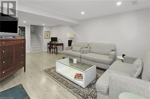 22 Flynn Court, St. Catharines (453 - Grapeview), ON - Indoor Photo Showing Living Room