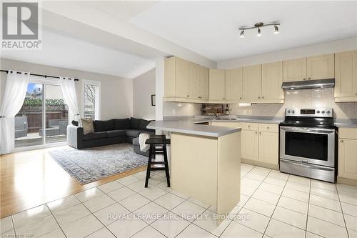 22 Flynn Court, St. Catharines (453 - Grapeview), ON - Indoor Photo Showing Kitchen