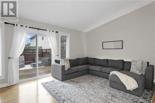 22 Flynn Court, St. Catharines (453 - Grapeview), ON - Indoor Photo Showing Living Room