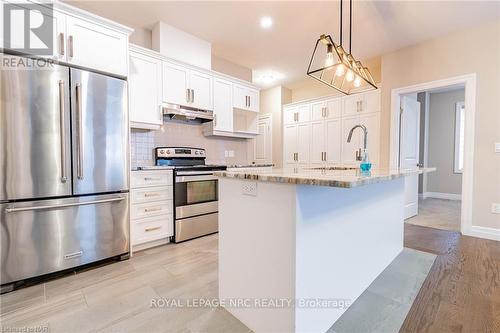 26 Borden Trail, Welland (769 - Prince Charles), ON - Indoor Photo Showing Kitchen With Upgraded Kitchen