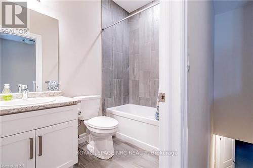 26 Borden Trail, Welland (769 - Prince Charles), ON - Indoor Photo Showing Bathroom