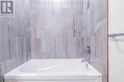 26 Borden Trail, Welland (769 - Prince Charles), ON - Indoor Photo Showing Bathroom