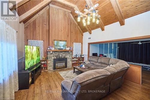 624 Daytona Drive, Fort Erie (334 - Crescent Park), ON - Indoor Photo Showing Living Room With Fireplace