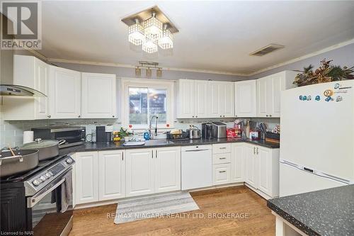 624 Daytona Drive, Fort Erie (334 - Crescent Park), ON - Indoor Photo Showing Kitchen