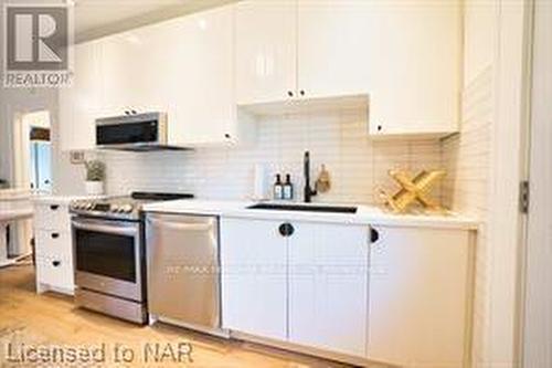 6251 Crawford Street, Niagara Falls (212 - Morrison), ON - Indoor Photo Showing Kitchen With Upgraded Kitchen