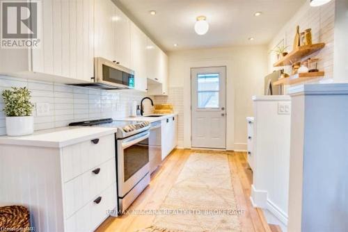 6251 Crawford Street, Niagara Falls (212 - Morrison), ON - Indoor Photo Showing Kitchen With Upgraded Kitchen