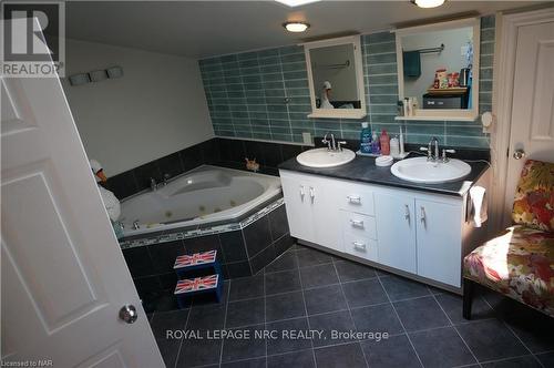 62 Cecil Street, St. Catharines (443 - Lakeport), ON - Indoor Photo Showing Bathroom