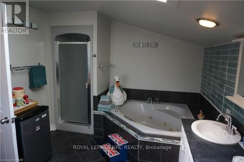 62 Cecil Street, St. Catharines (443 - Lakeport), ON - Indoor Photo Showing Bathroom