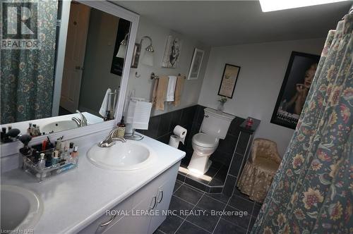 62 Cecil Street, St. Catharines (443 - Lakeport), ON - Indoor Photo Showing Bathroom