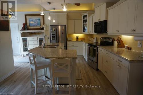 62 Cecil Street, St. Catharines (443 - Lakeport), ON - Indoor Photo Showing Kitchen With Double Sink