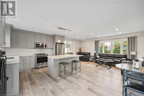 4692 Gilmore Road, Fort Erie (329 - Mulgrave), ON - Indoor Photo Showing Kitchen With Upgraded Kitchen