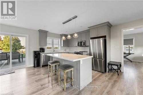 4692 Gilmore Road, Fort Erie (329 - Mulgrave), ON - Indoor Photo Showing Kitchen With Upgraded Kitchen