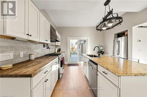 4692 Gilmore Road, Fort Erie (329 - Mulgrave), ON - Indoor Photo Showing Kitchen With Upgraded Kitchen