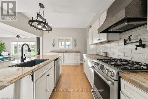 4692 Gilmore Road, Fort Erie (329 - Mulgrave), ON - Indoor Photo Showing Kitchen With Upgraded Kitchen