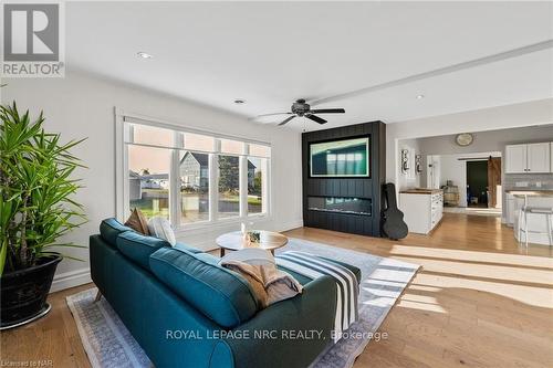 4692 Gilmore Road, Fort Erie (329 - Mulgrave), ON - Indoor Photo Showing Living Room