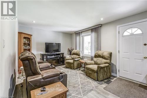 1404 Orchard Avenue, Fort Erie (334 - Crescent Park), ON - Indoor Photo Showing Living Room