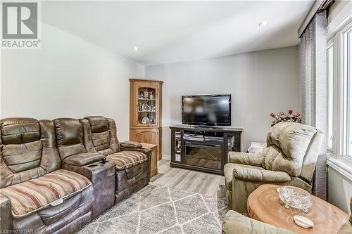 1404 Orchard Avenue, Fort Erie (334 - Crescent Park), ON - Indoor Photo Showing Living Room