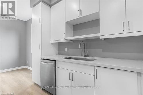 186 Hodgkins Avenue Avenue, Thorold (556 - Allanburg/Thorold South), ON - Indoor Photo Showing Kitchen