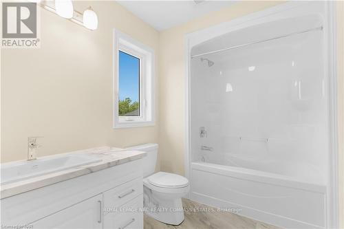 201 Hodgkins Avenue Avenue, Thorold (556 - Allanburg/Thorold South), ON - Indoor Photo Showing Bathroom