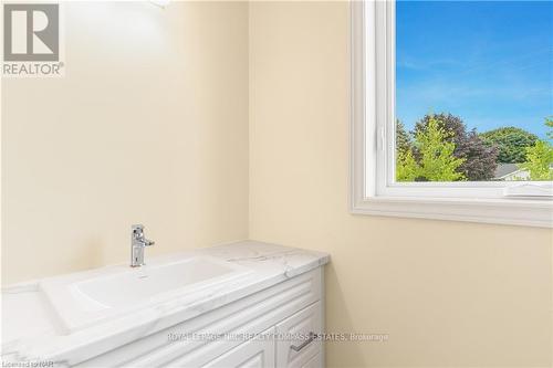 201 Hodgkins Avenue Avenue, Thorold (556 - Allanburg/Thorold South), ON - Indoor Photo Showing Bathroom