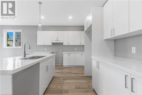 191 Hodgkins Avenue Avenue, Thorold (556 - Allanburg/Thorold South), ON - Indoor Photo Showing Kitchen With Double Sink