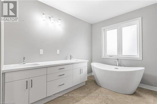 191 Hodgkins Avenue Avenue, Thorold (556 - Allanburg/Thorold South), ON - Indoor Photo Showing Bathroom