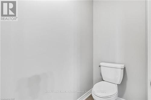 191 Hodgkins Avenue Avenue, Thorold (556 - Allanburg/Thorold South), ON - Indoor Photo Showing Bathroom