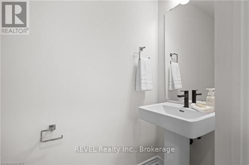 181 Southworth Street N, Welland (773 - Lincoln/Crowland), ON - Indoor Photo Showing Bathroom