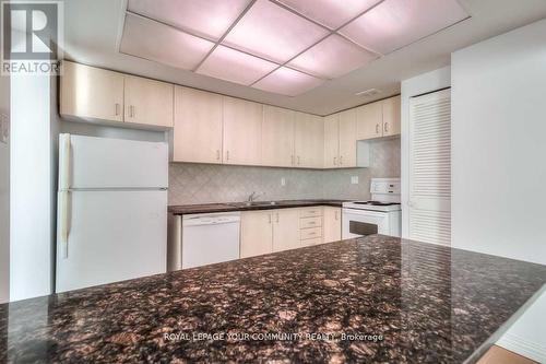 609 - 10 Muirhead Road, Toronto, ON - Indoor Photo Showing Kitchen