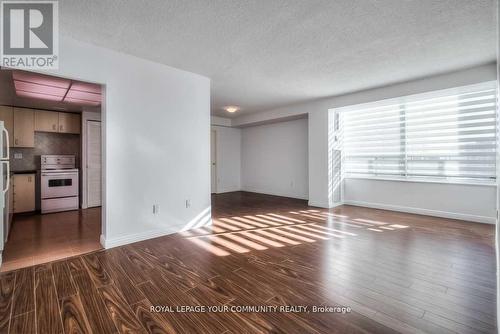 609 - 10 Muirhead Road, Toronto, ON - Indoor Photo Showing Kitchen