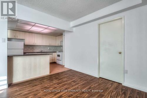 609 - 10 Muirhead Road, Toronto, ON - Indoor Photo Showing Kitchen