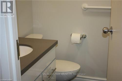 2 - 238 Bertie Street, Fort Erie (332 - Central), ON - Indoor Photo Showing Bathroom