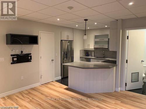 2 - 238 Bertie Street, Fort Erie (332 - Central), ON - Indoor Photo Showing Kitchen